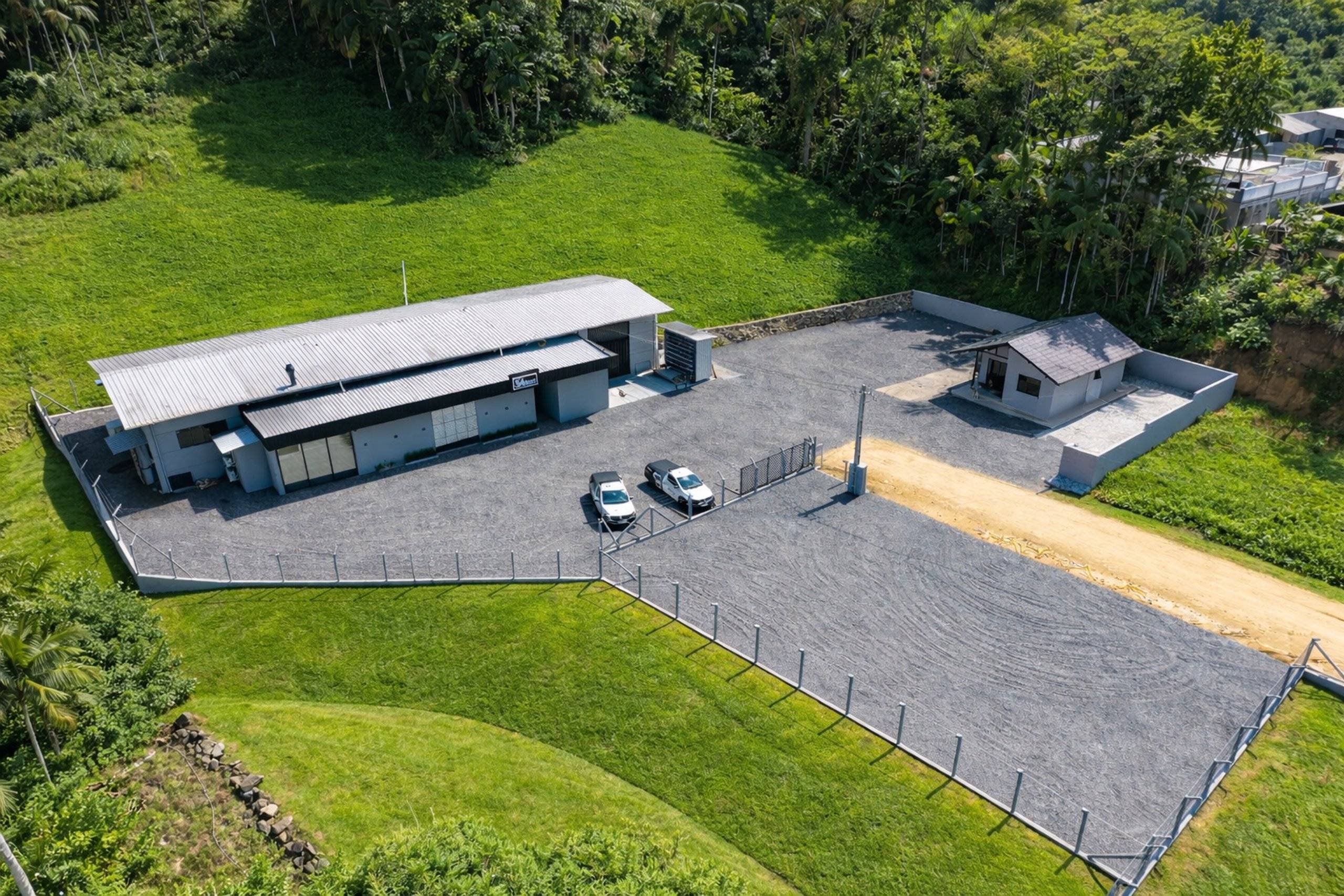 Vista aérea da fábrica e do showroom da 5A Inox em Rodeio, Santa Catarina